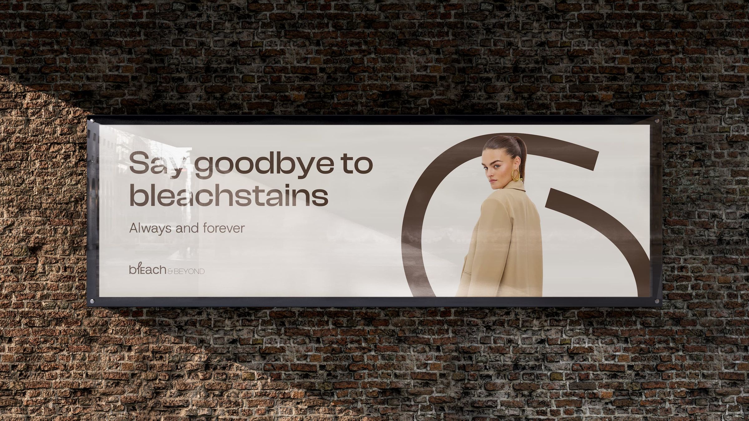 Reclamebord 'Say goodbye to bleachstains' van Bleach and beyond