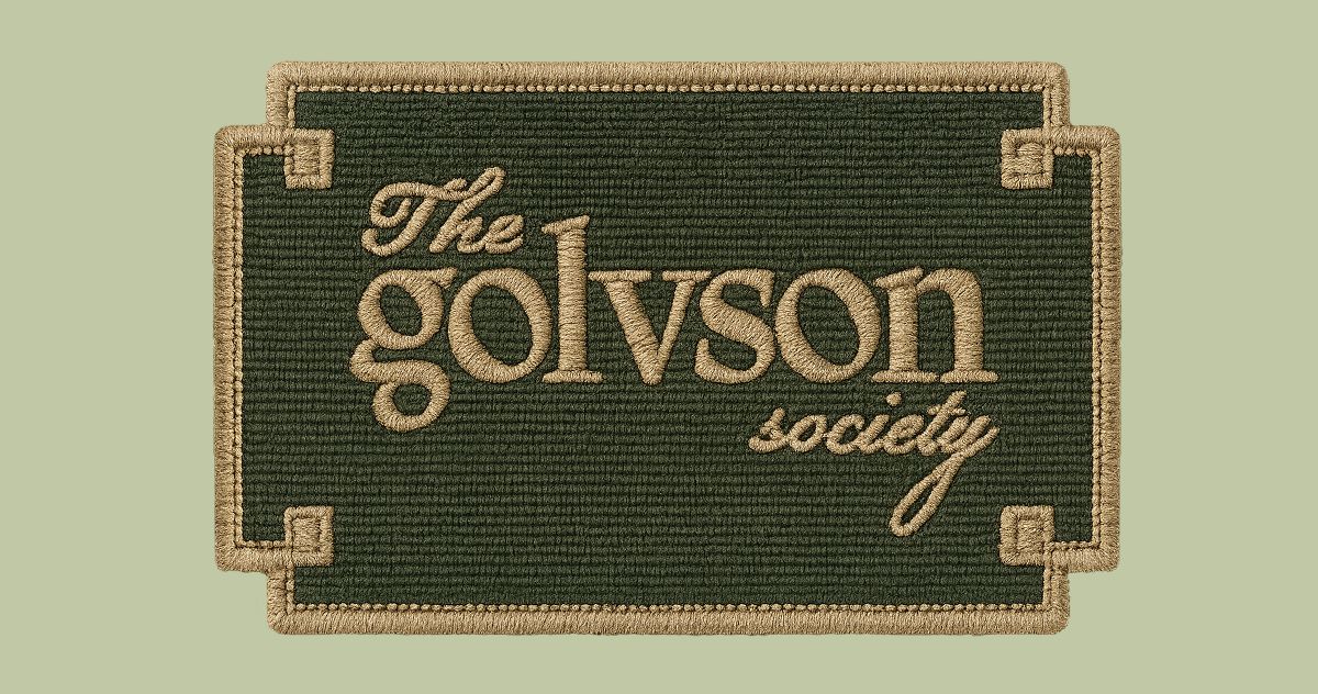 Geborduurde badge met het logo van The Golvson Society