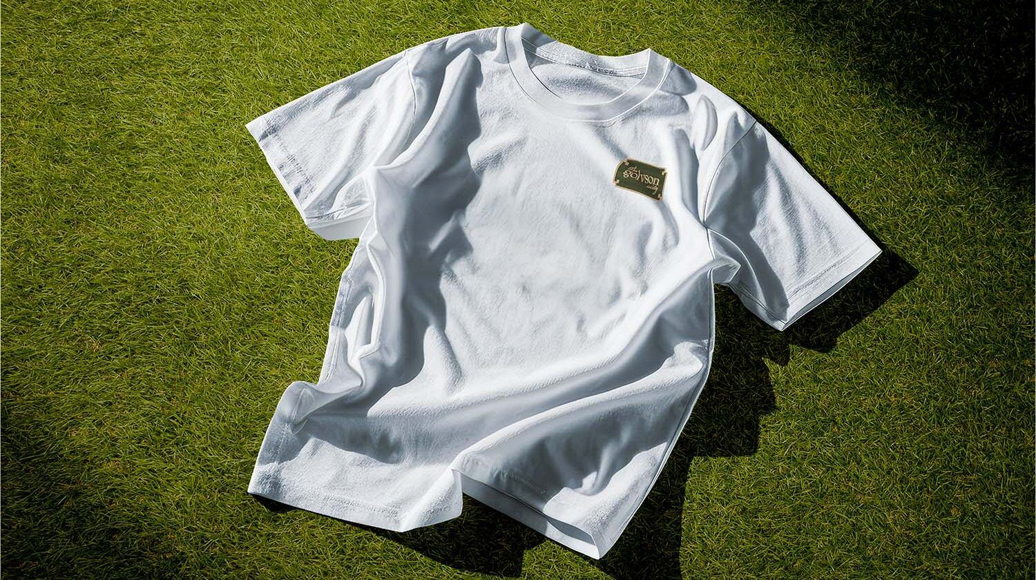 Wit T-shirt van The Golvson Society op het gras