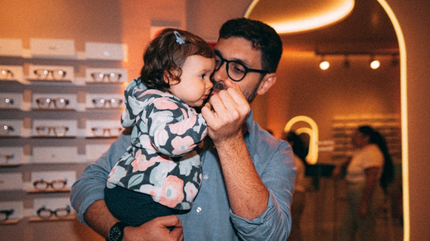 Pai e filha na loja