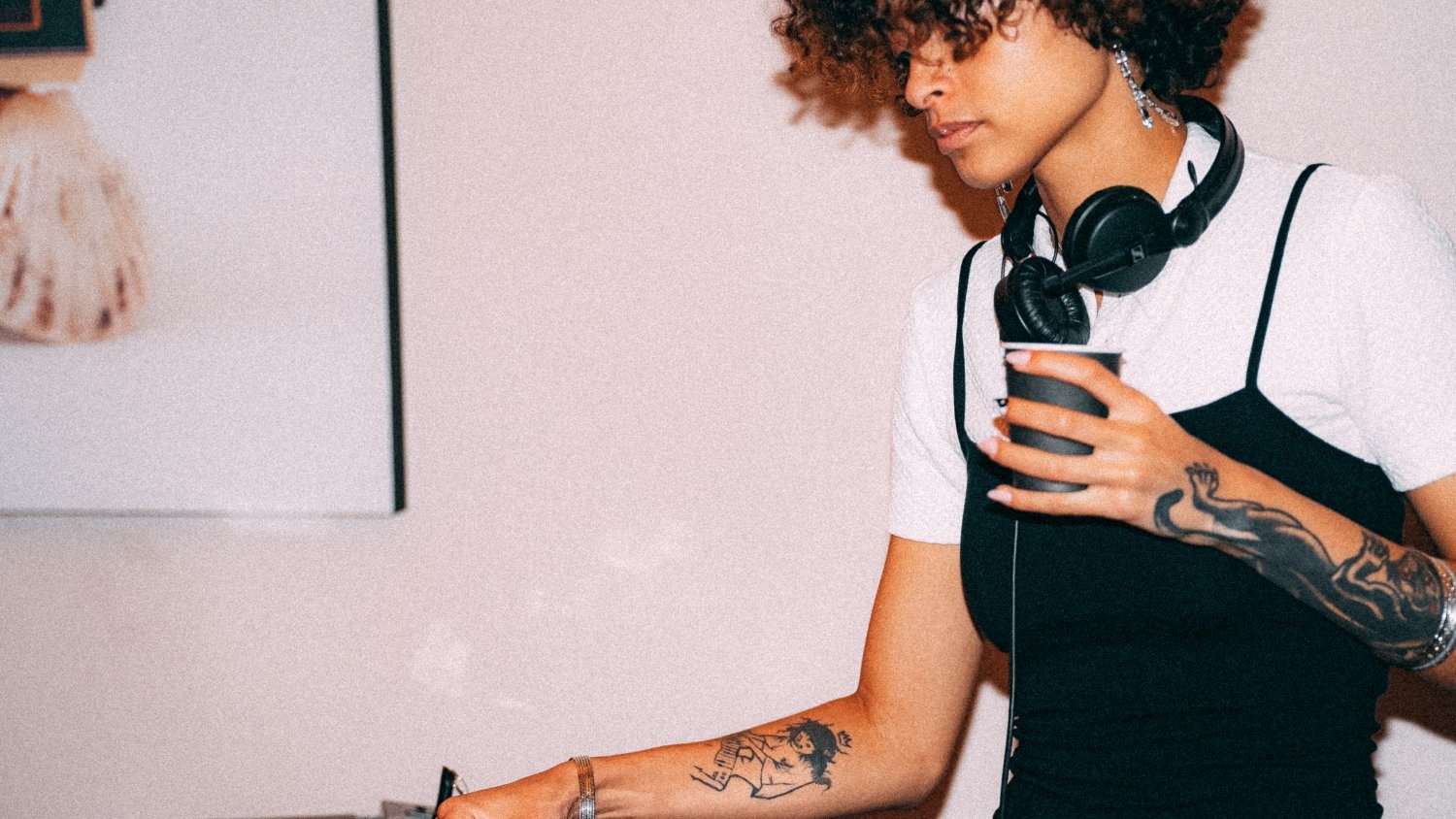 DJ tocando na inauguração