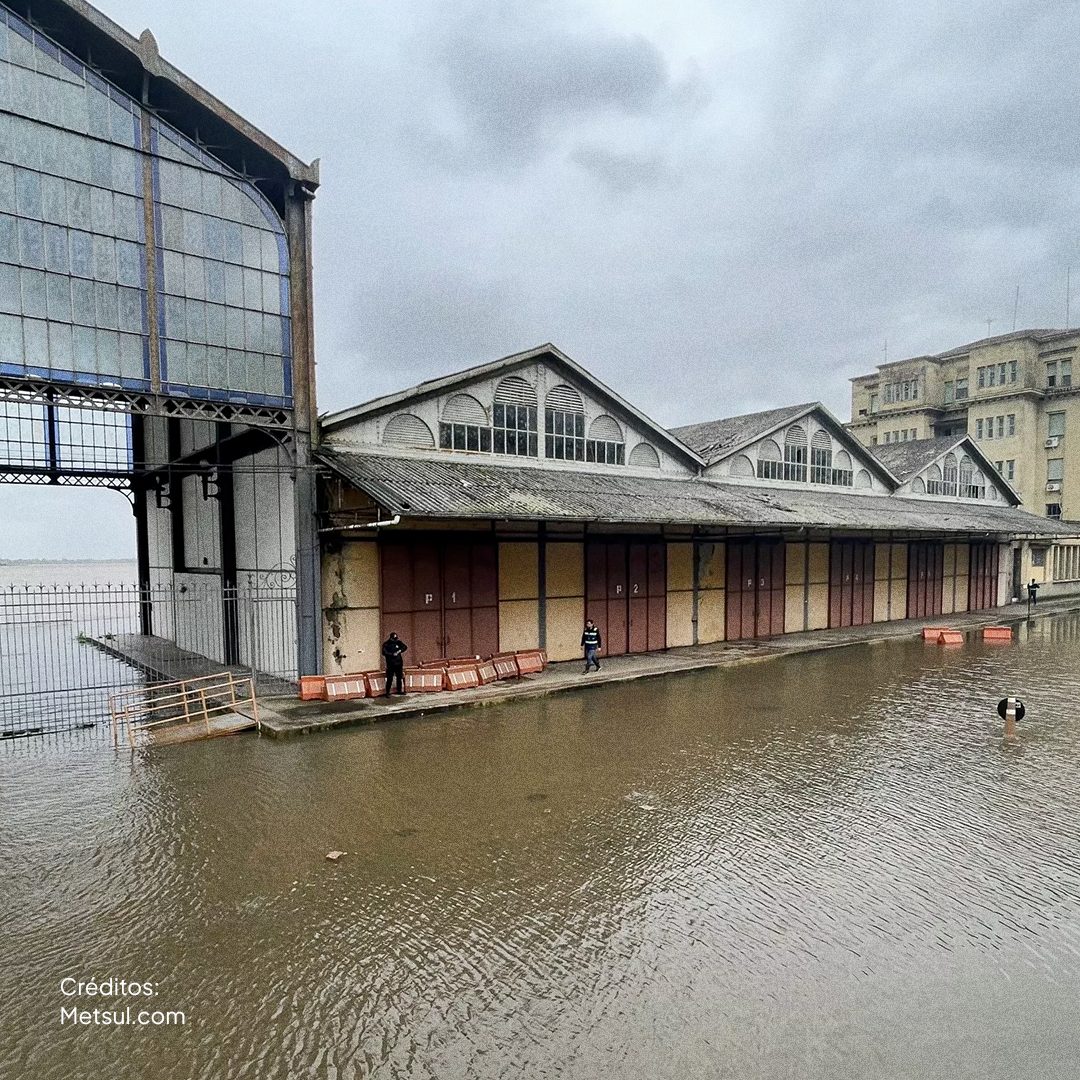 Galpões alagados em Porto Alegre durante as enchentes