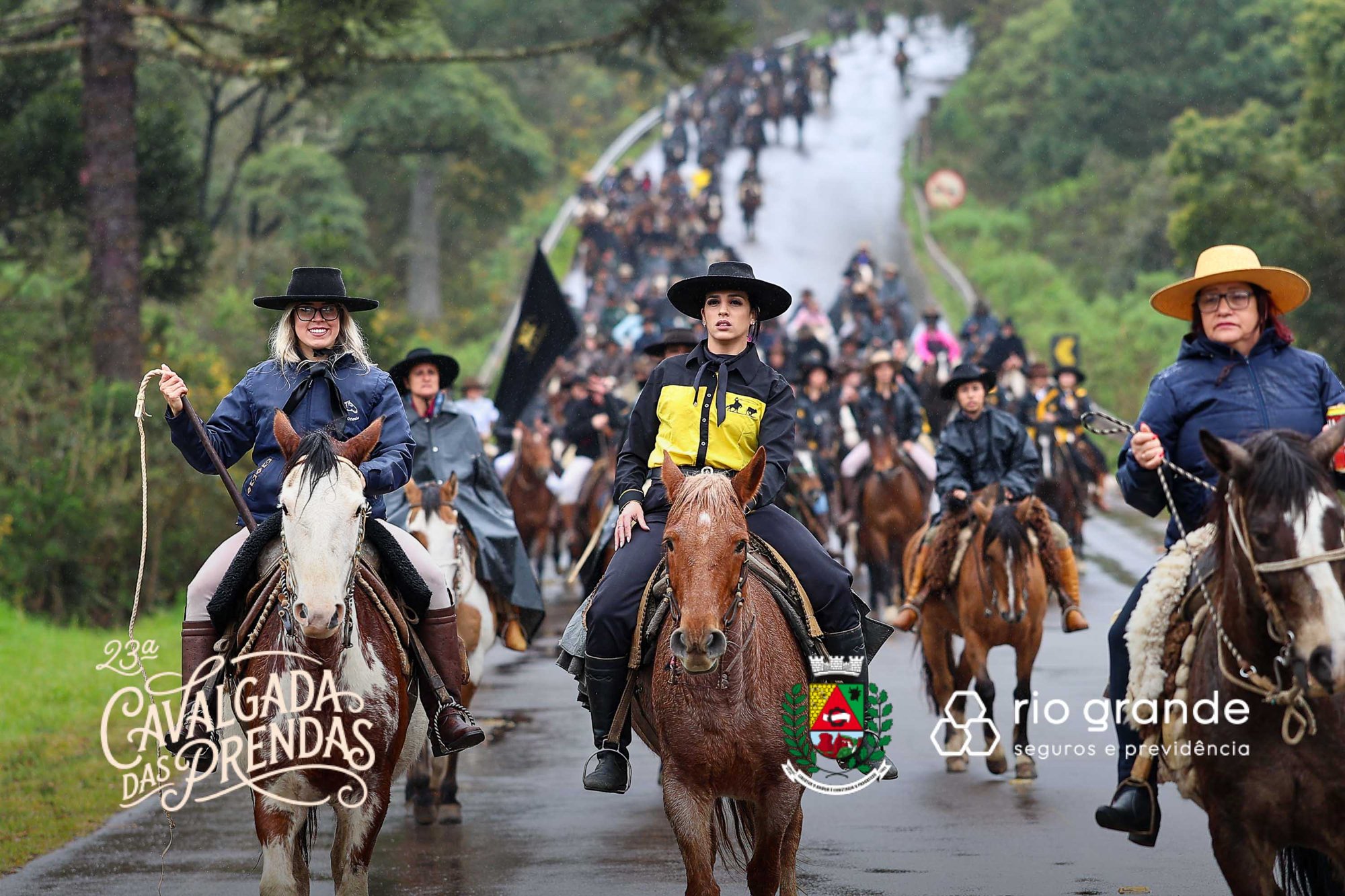 Prendas a cavalo na estrada durante a 23ª Cavalgada das Prendas