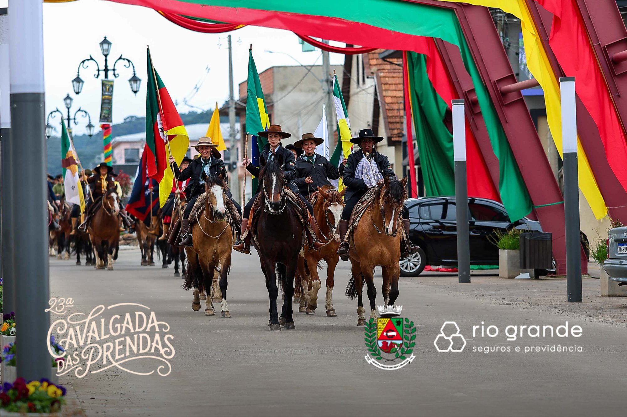 Chegada da cavalgada ao centro de Cambará do Sul