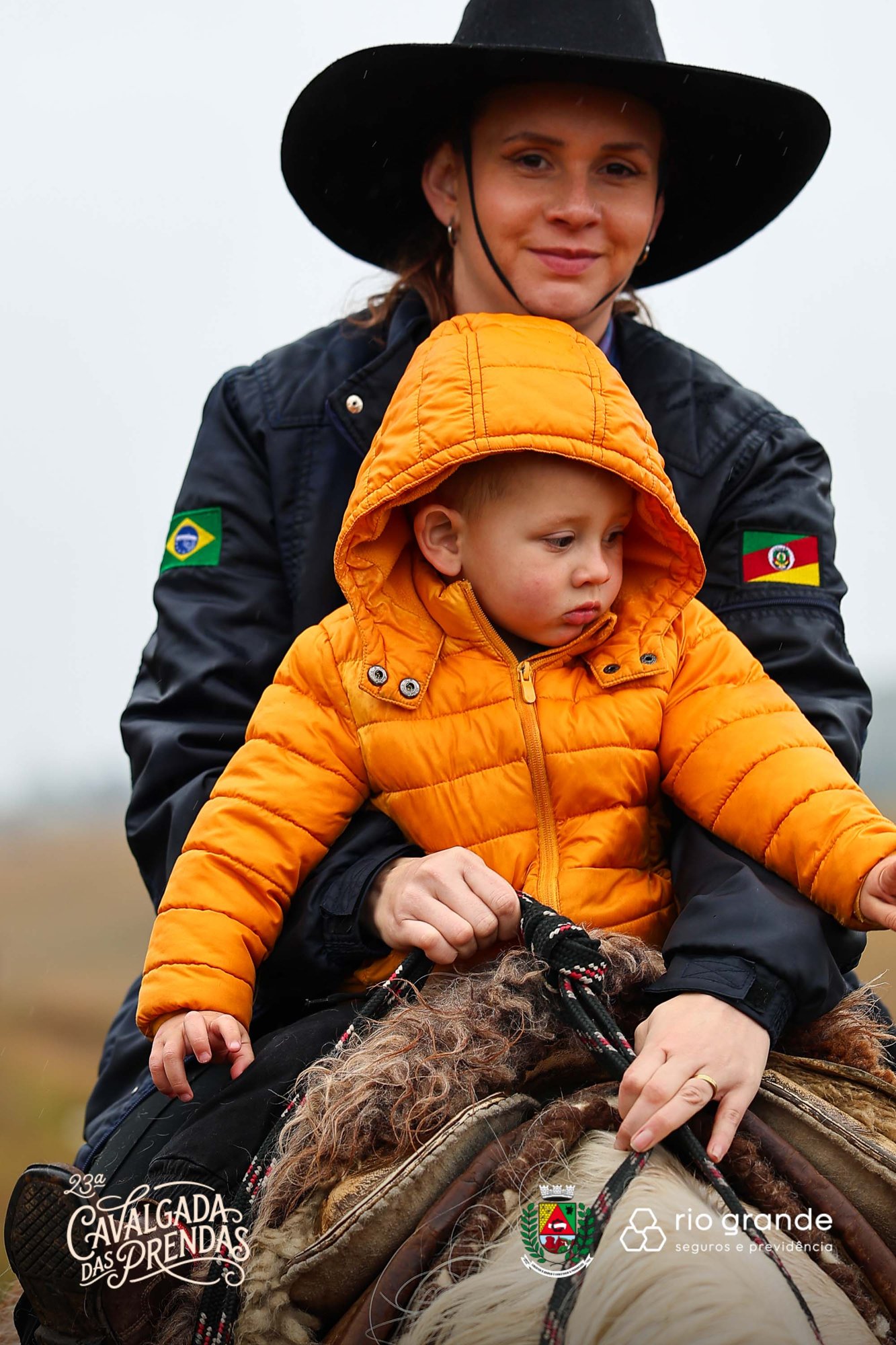 Mãe e filho a cavalo