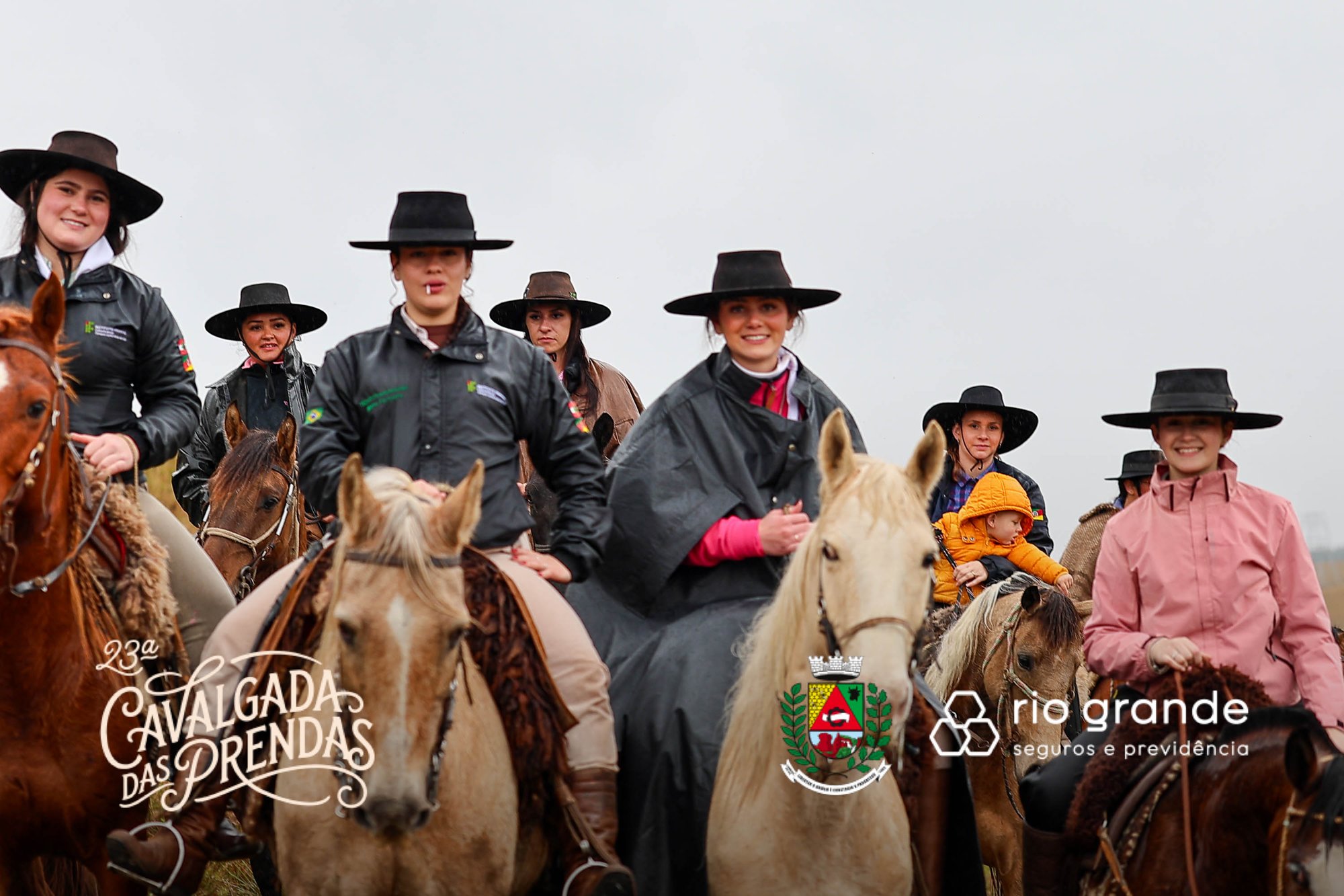 Grupo de prendas sorrindo