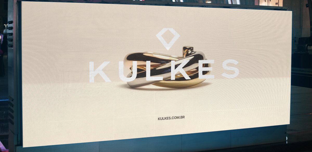 Painel de LED com a marca Kulkes e uma aliança
