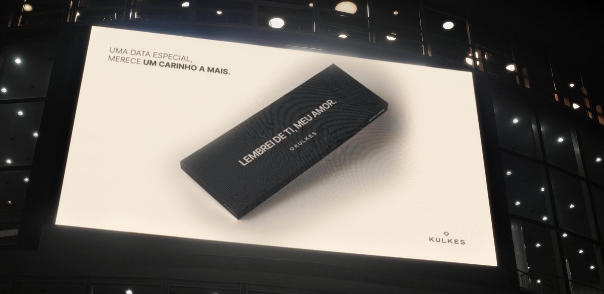 Telão noturno com a campanha Lembrei de ti, meu amor