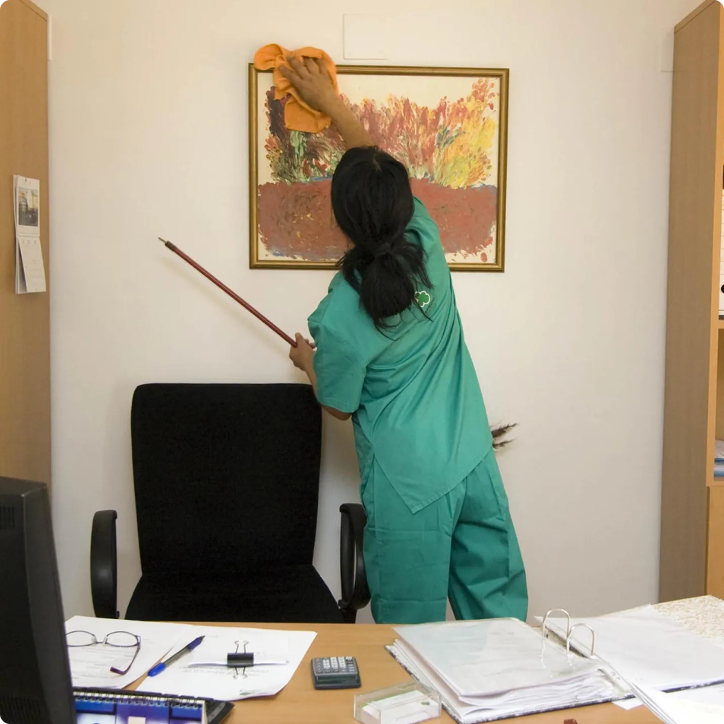 Eine Mitarbeiterin der Hummel Büroreinigung GmbH reinigt ein Büro aus Hamburg.