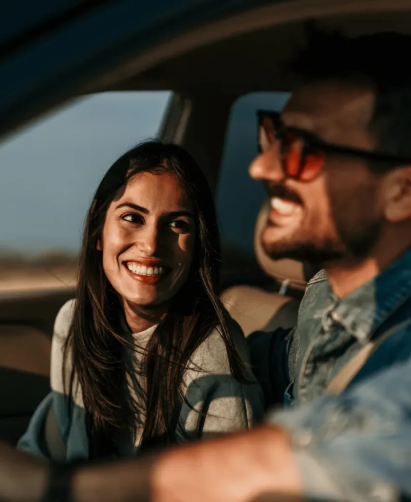 Couple setting off on a North Shore drive