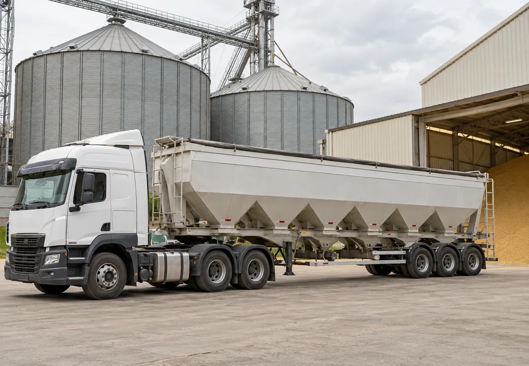 Camión granelero para transportar carga a granel