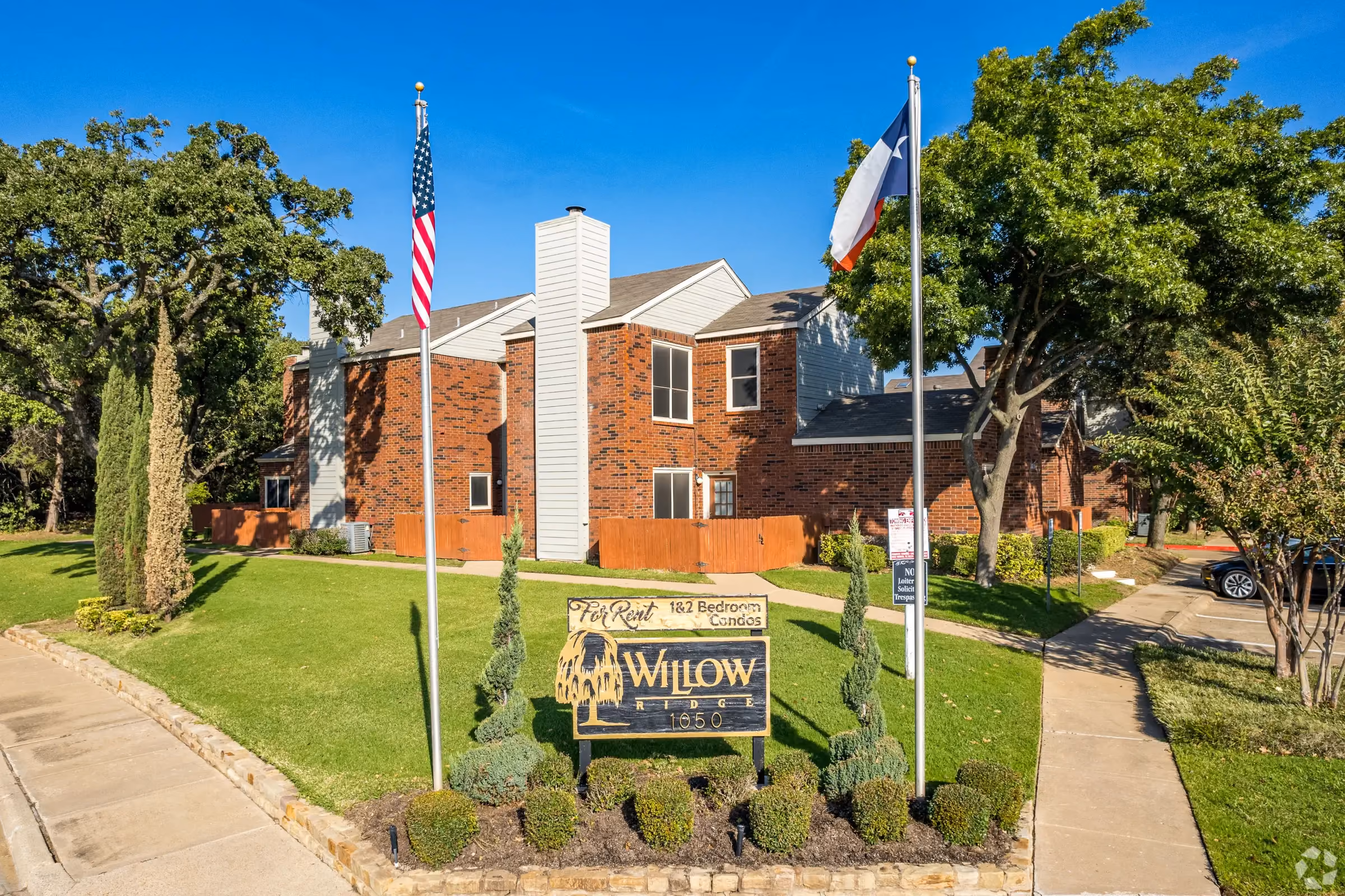 Exterior of building at Willow Ridge Townhomes in Euless, Texas