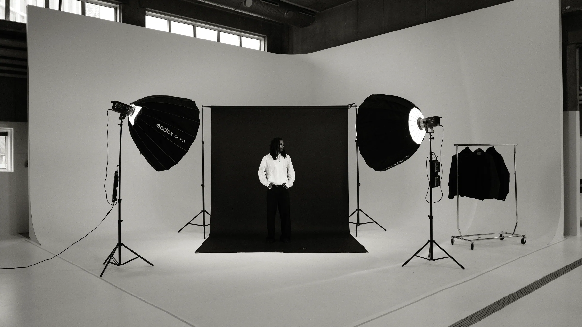 Lyssetup til fotoshoot foran infinity wall i RAAVAERK Studio, Aarhus