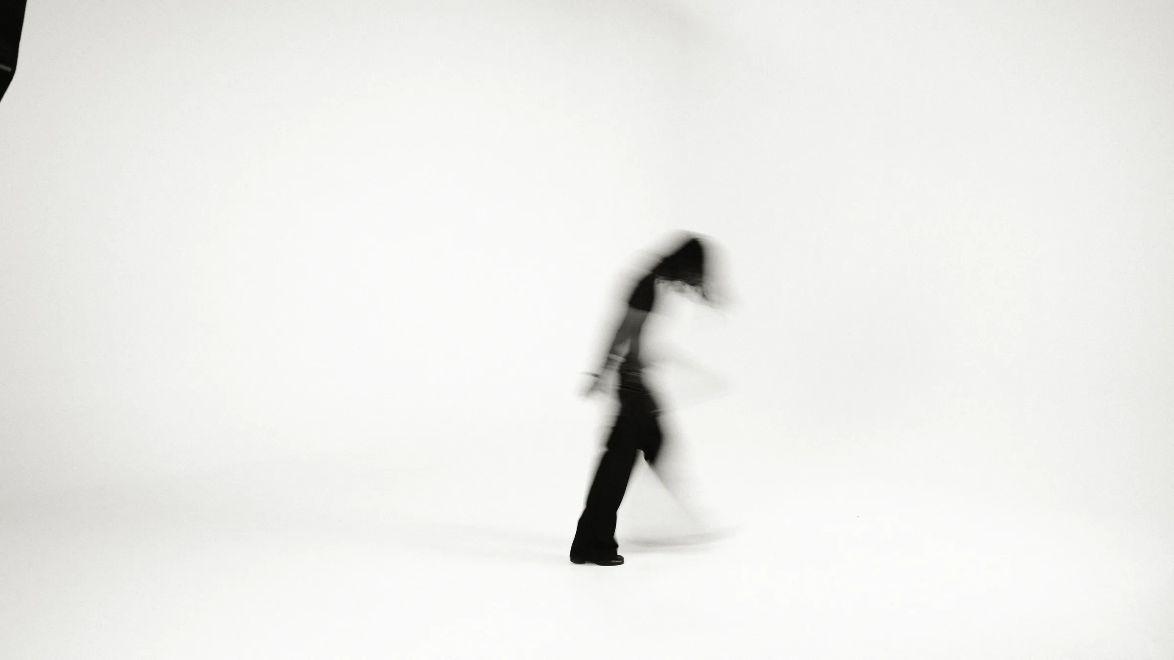 Model i bevægelse på hvid infinity wall i RAAVAERK fotostudie i Aarhus