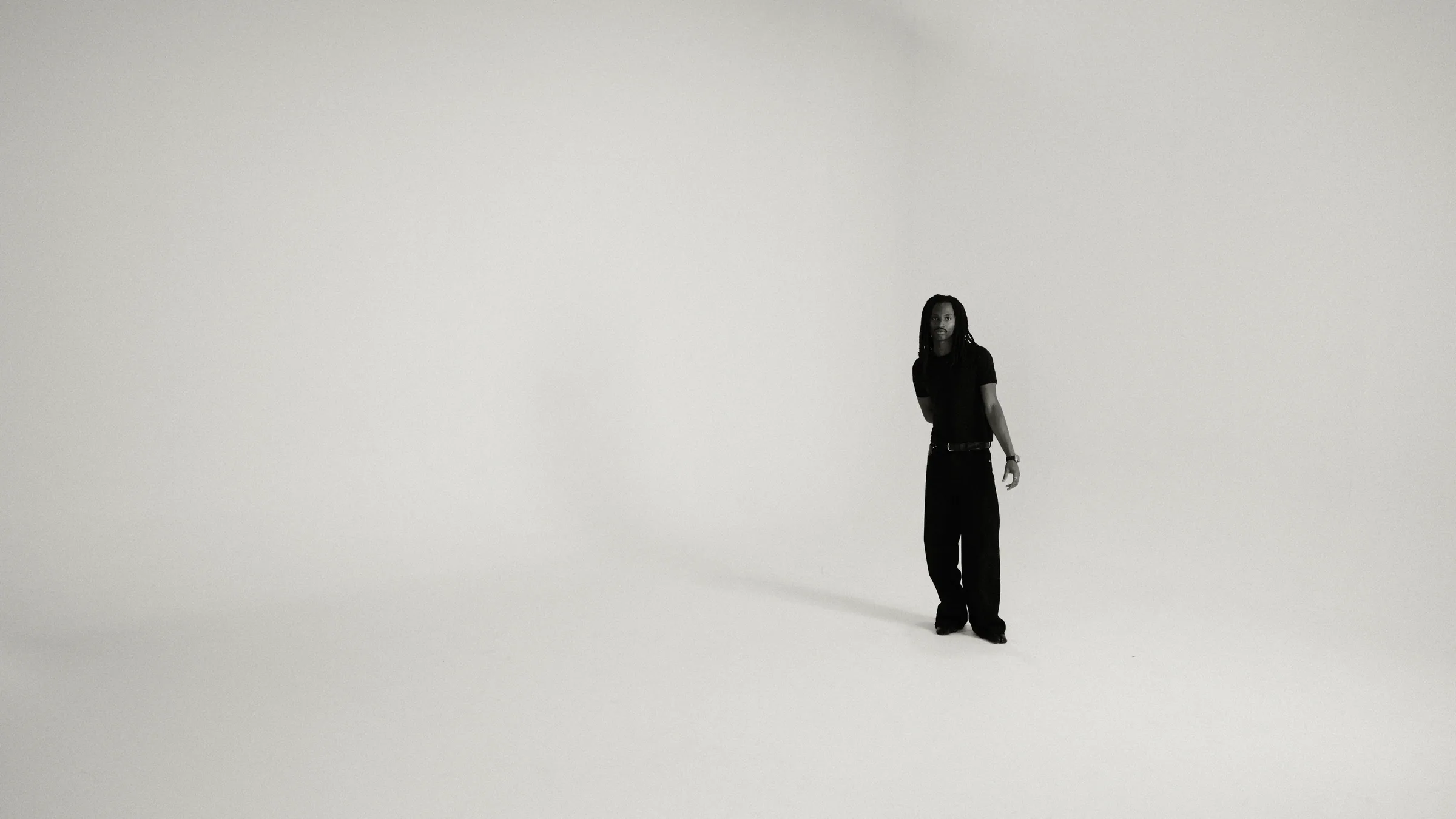 Model i fuld figur på hvid infinity wall til modefotografering i Aarhus