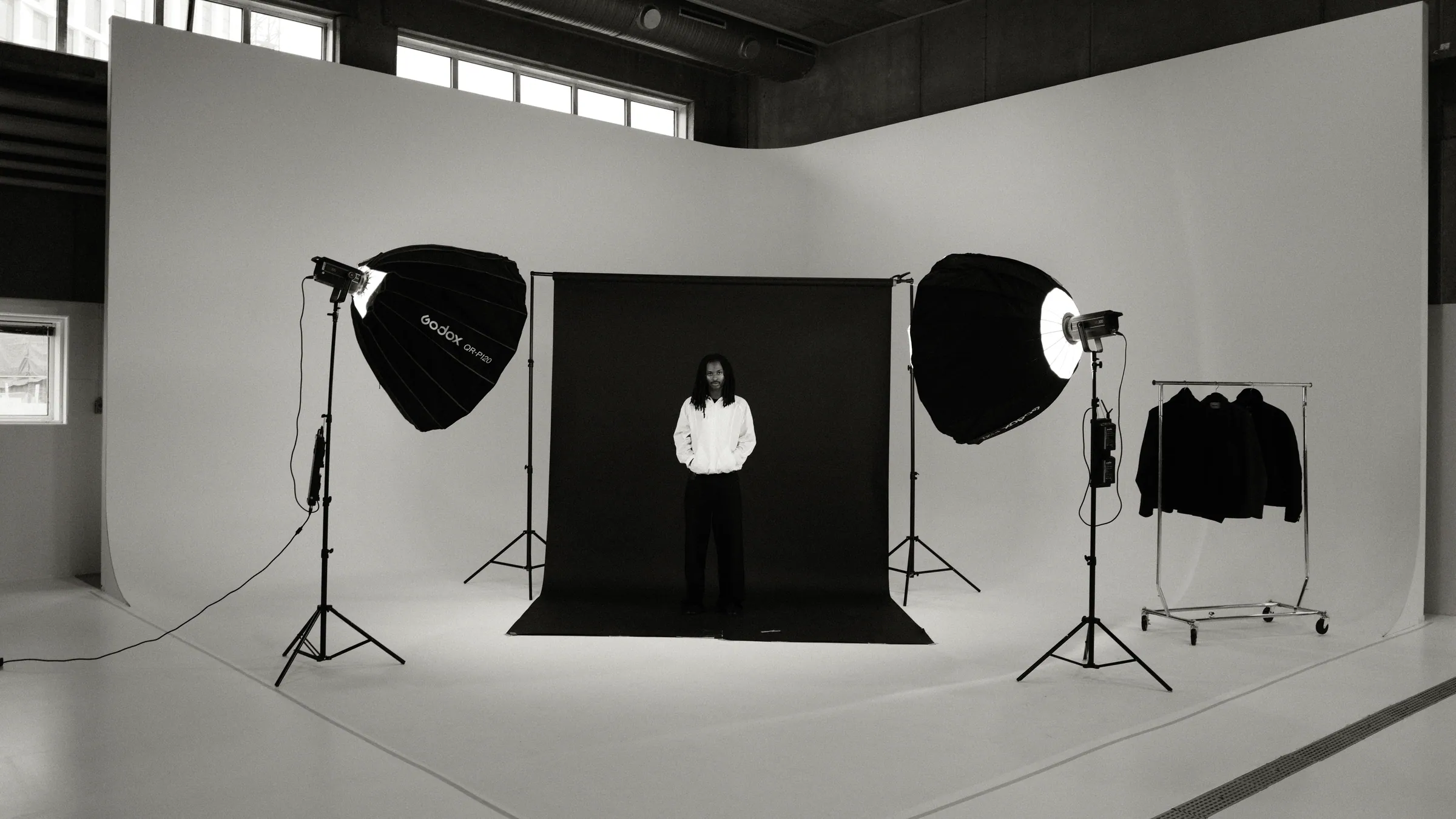 Lyssetup med softboxe foran hvid infinity wall i RAAVAERK Studio, Aarhus C
