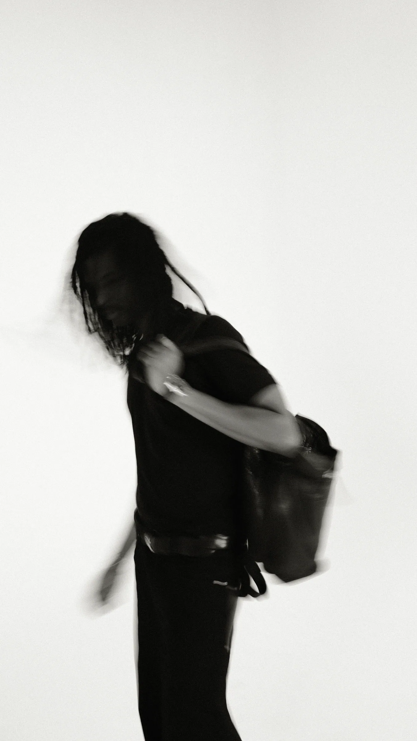 Model med taske på hvid fotobaggrund i RAAVAERK Studio