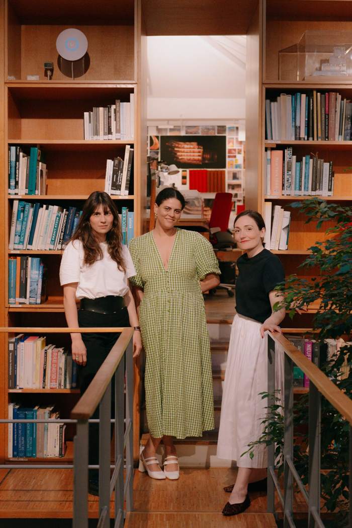 L’équipe de Femmes d’arts dans une bibliothèque