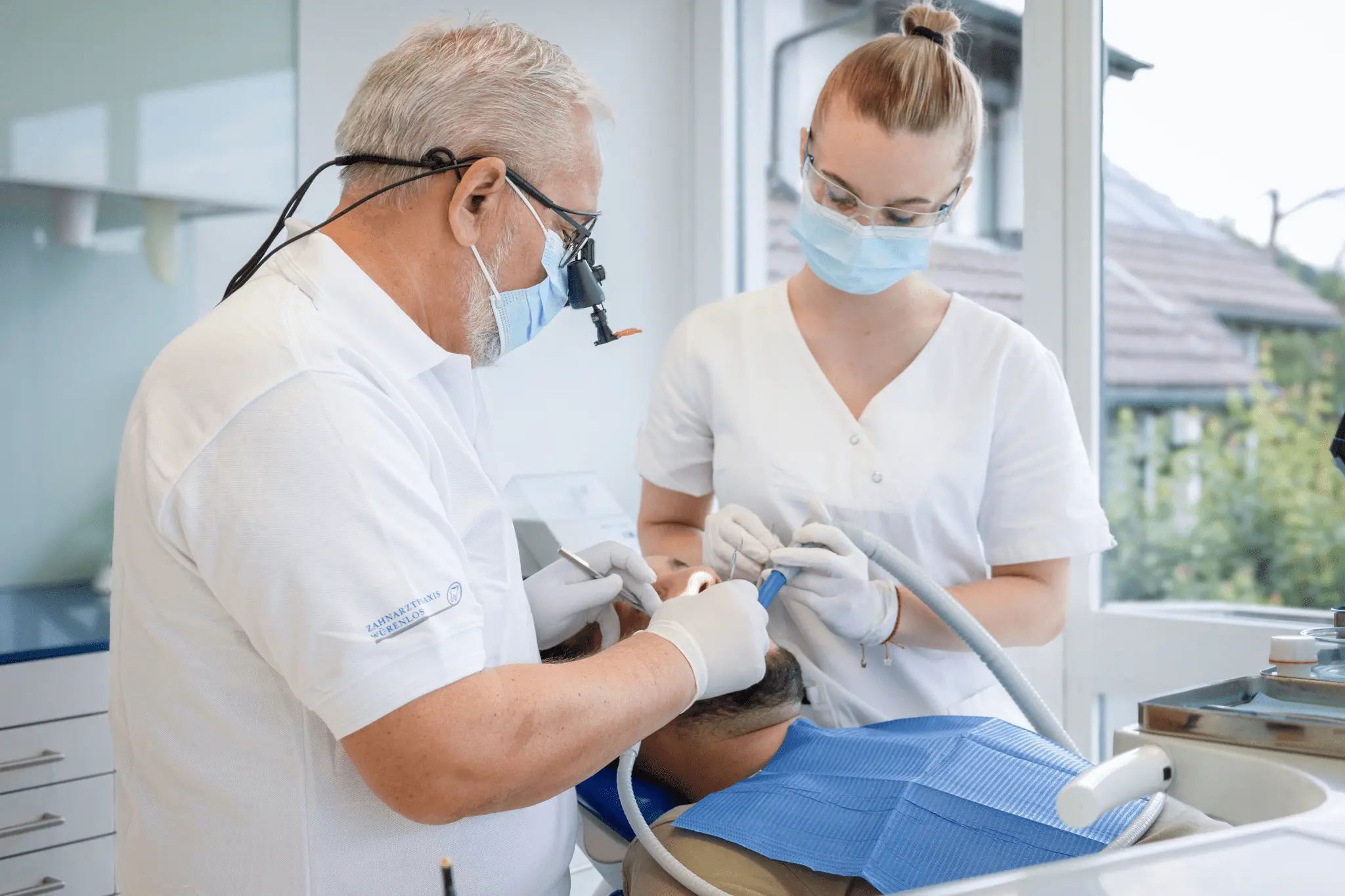 Zahnarzt und Dentalassistentin bei einer Behandlung in der Zahnarztpraxis Würenlos