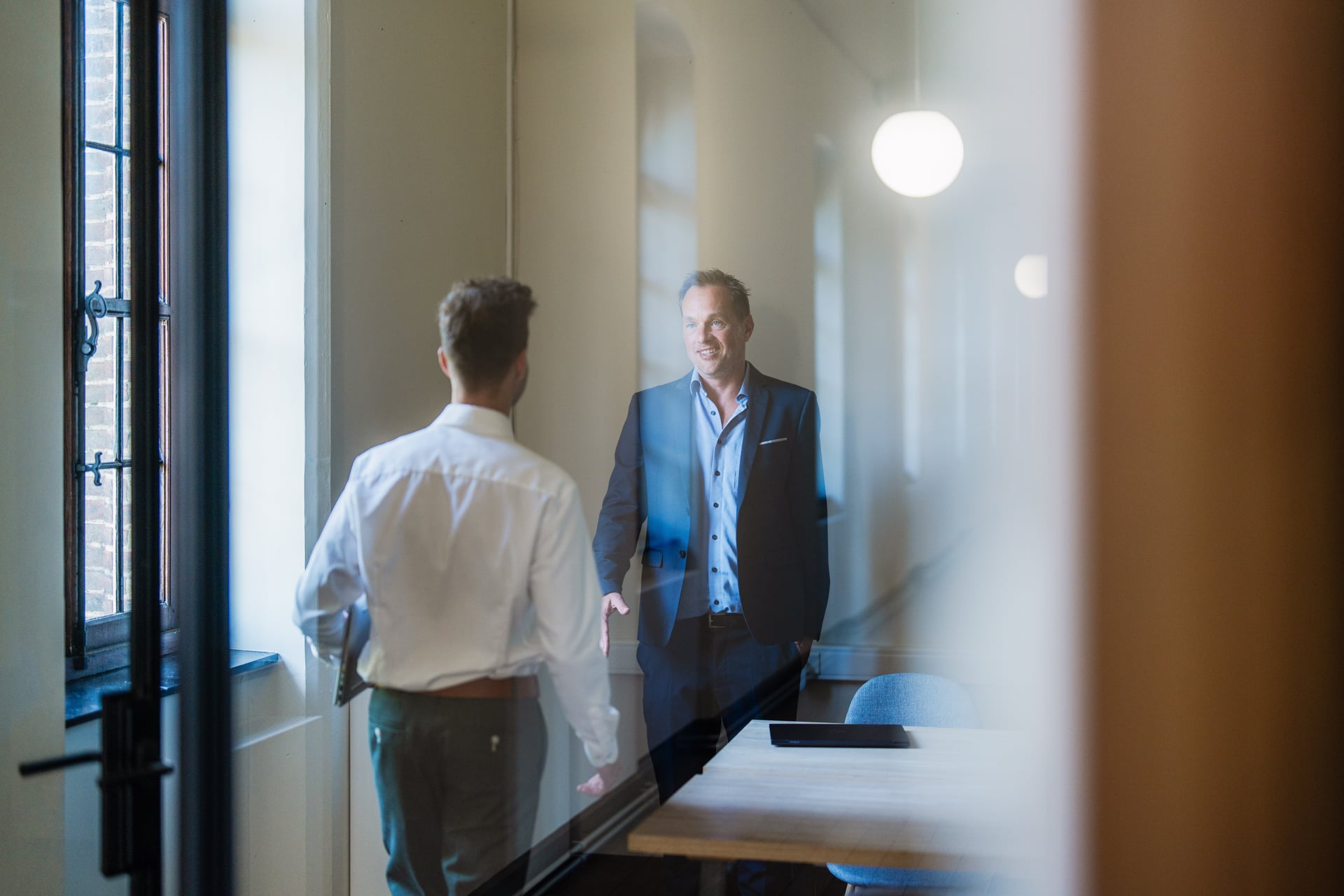 Collega's die elkaar verwelkomen
