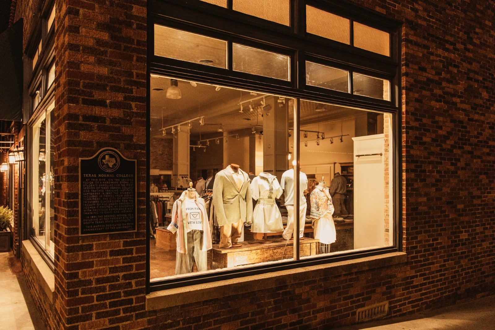 Shop window with mannequins at night