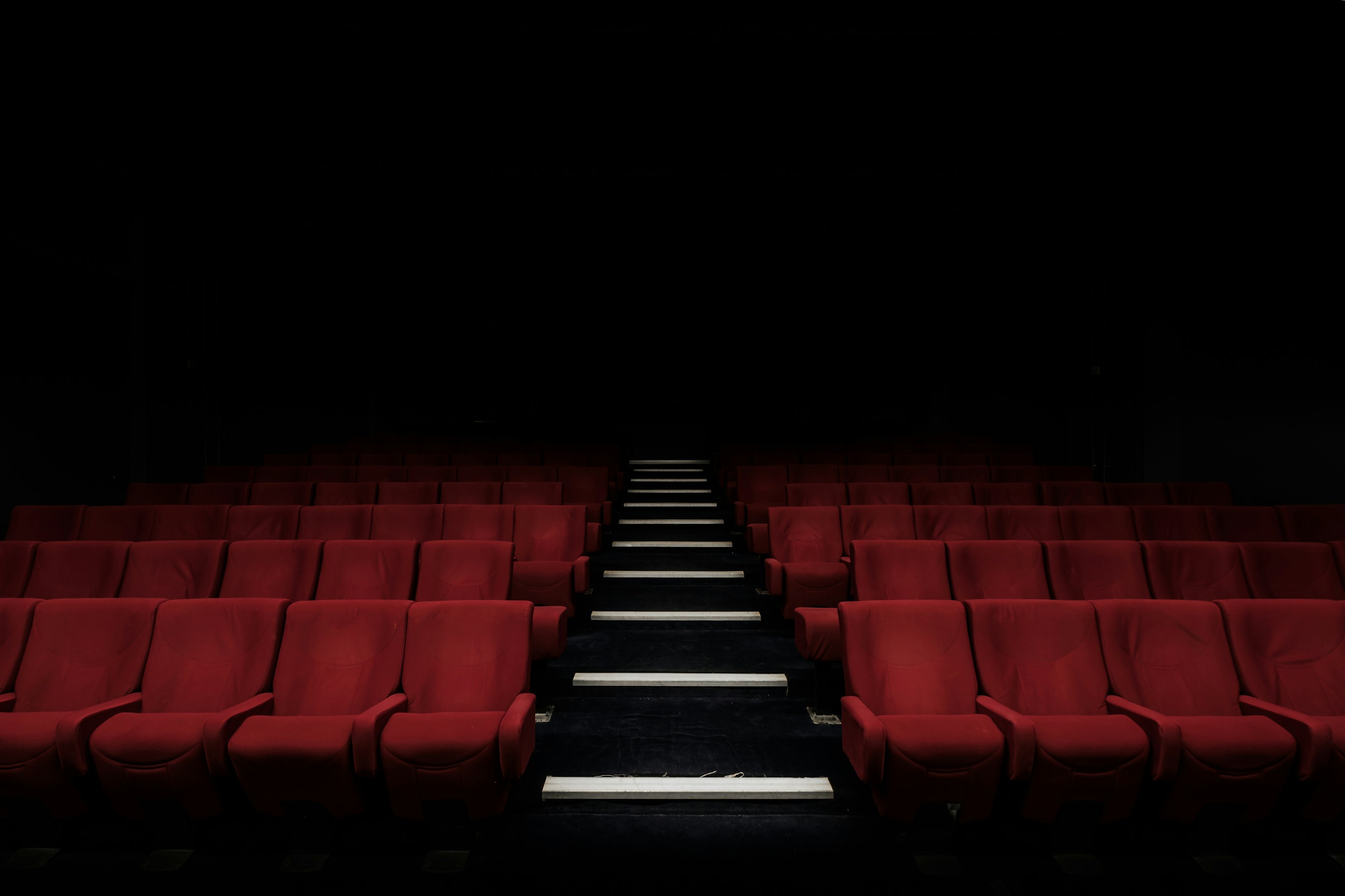 Salle de cinéma, fauteuils rouges