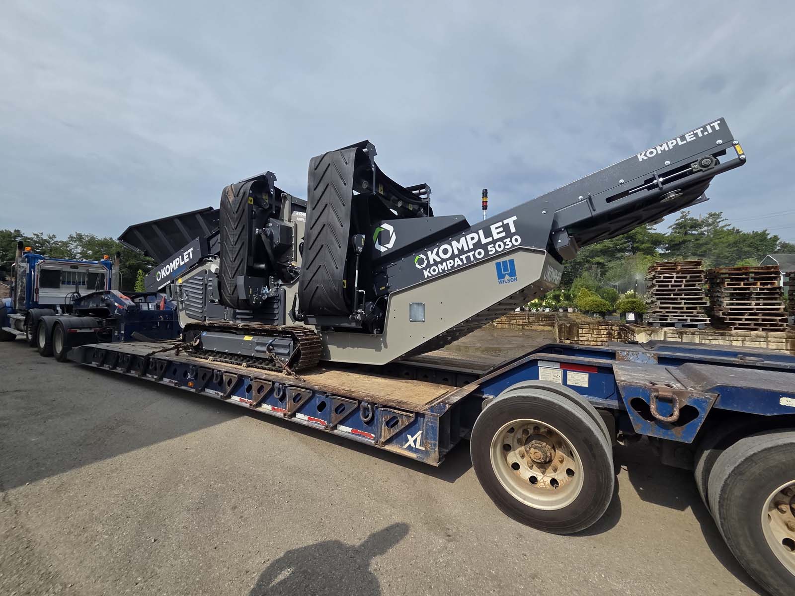 Mobile screener conveyor dropping soil