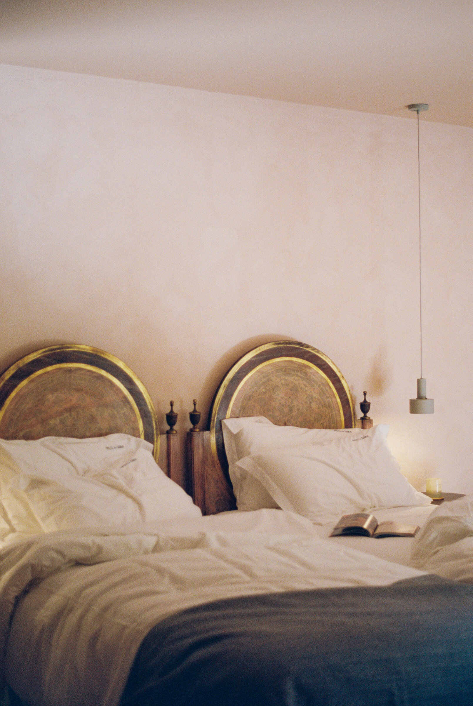 Twin bedroom with wooden headboards at Paço da Glória