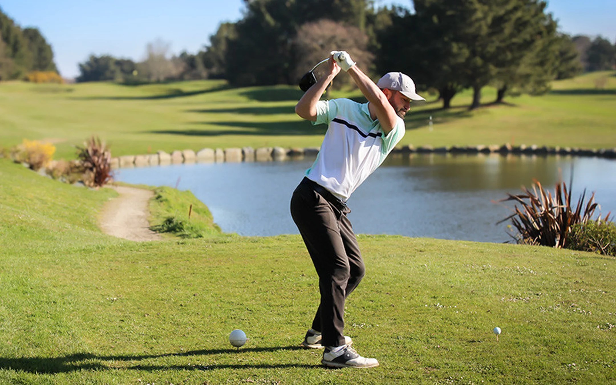 Golfeur au départ, au bord de l'étang du Golf de Pornic