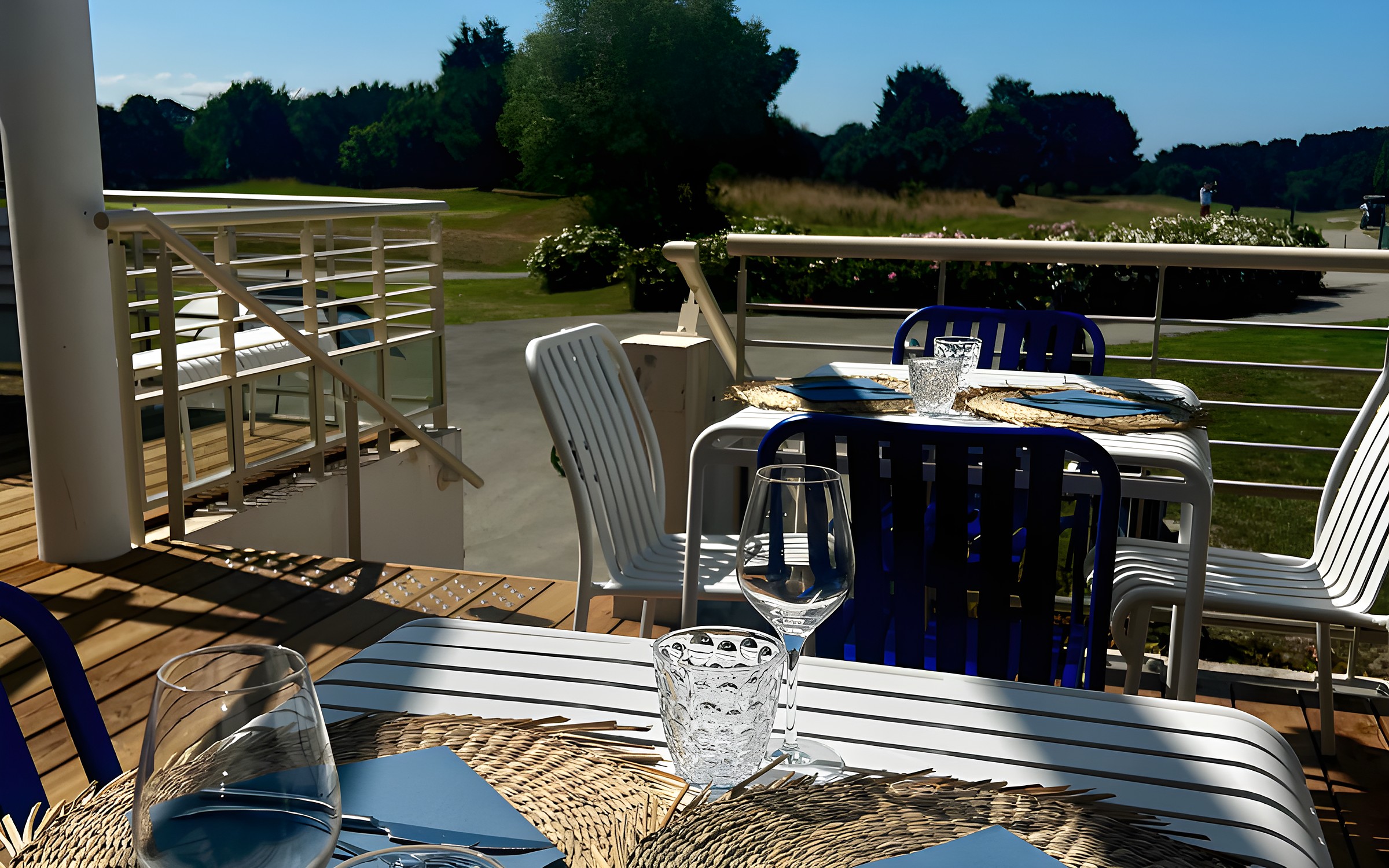 La terrasse des Terrasses du Golf, face au parcours du Golf de Pornic