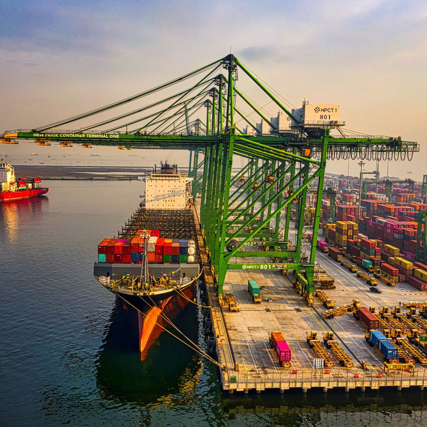 Terminal portuaria de contenedores al atardecer
