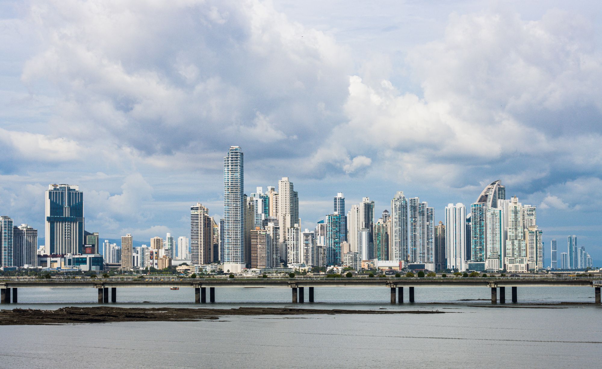 Centro financiero de Ciudad de Panamá visto desde la Cinta Costera