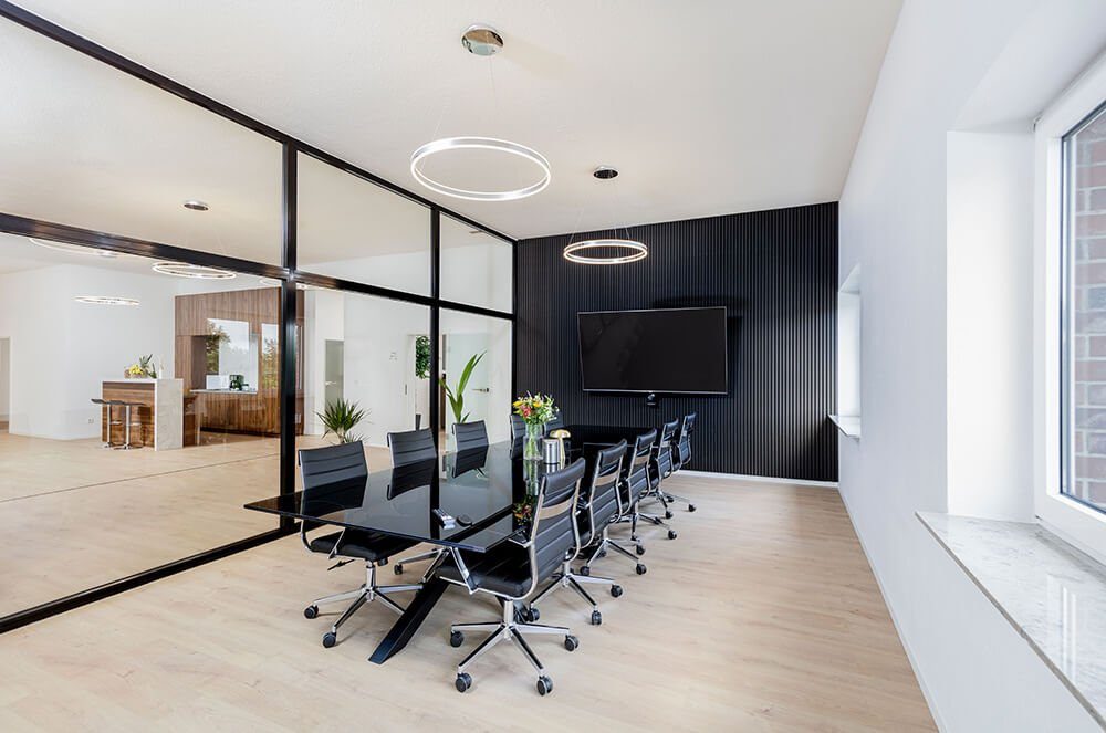 Konferenzraum hinter Glas im Rheinländer Business Center