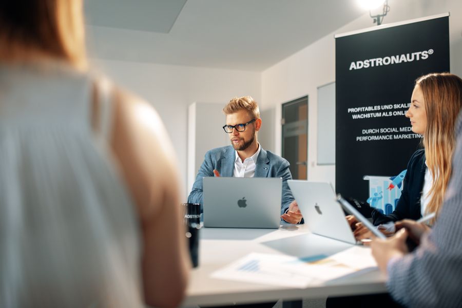 Das Adstronauts-Team im Meeting im Büro Hannover