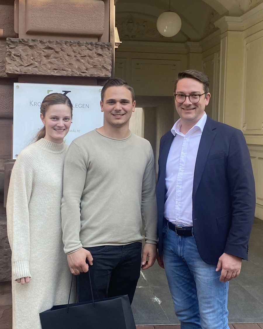 Martin Schuhmacher mit Kunden vor dem Notariat
