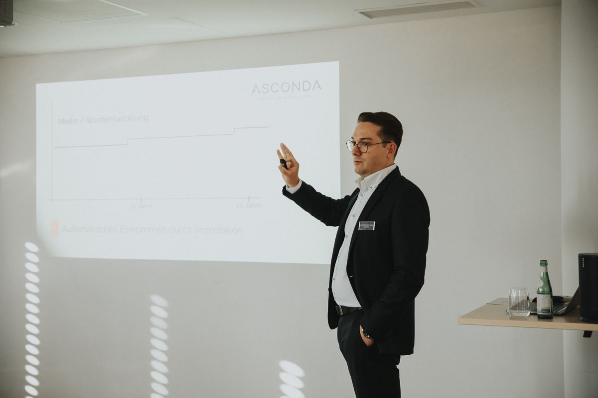Martin Schuhmacher erklärt als Referent eine Folie bei einem Immobilien-Workshop in Karlsruhe