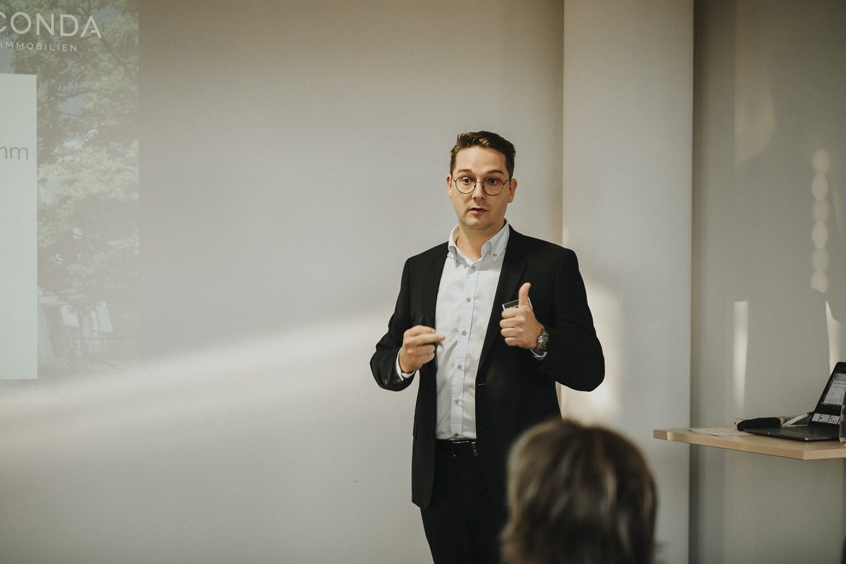 Martin Schuhmacher spricht vor Publikum bei einem Immobilien-Workshop in Karlsruhe