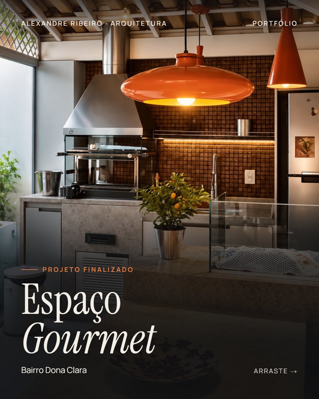 Espaço Gourmet Dona Clara: churrasqueira, pastilhas terracota e pendentes laranja