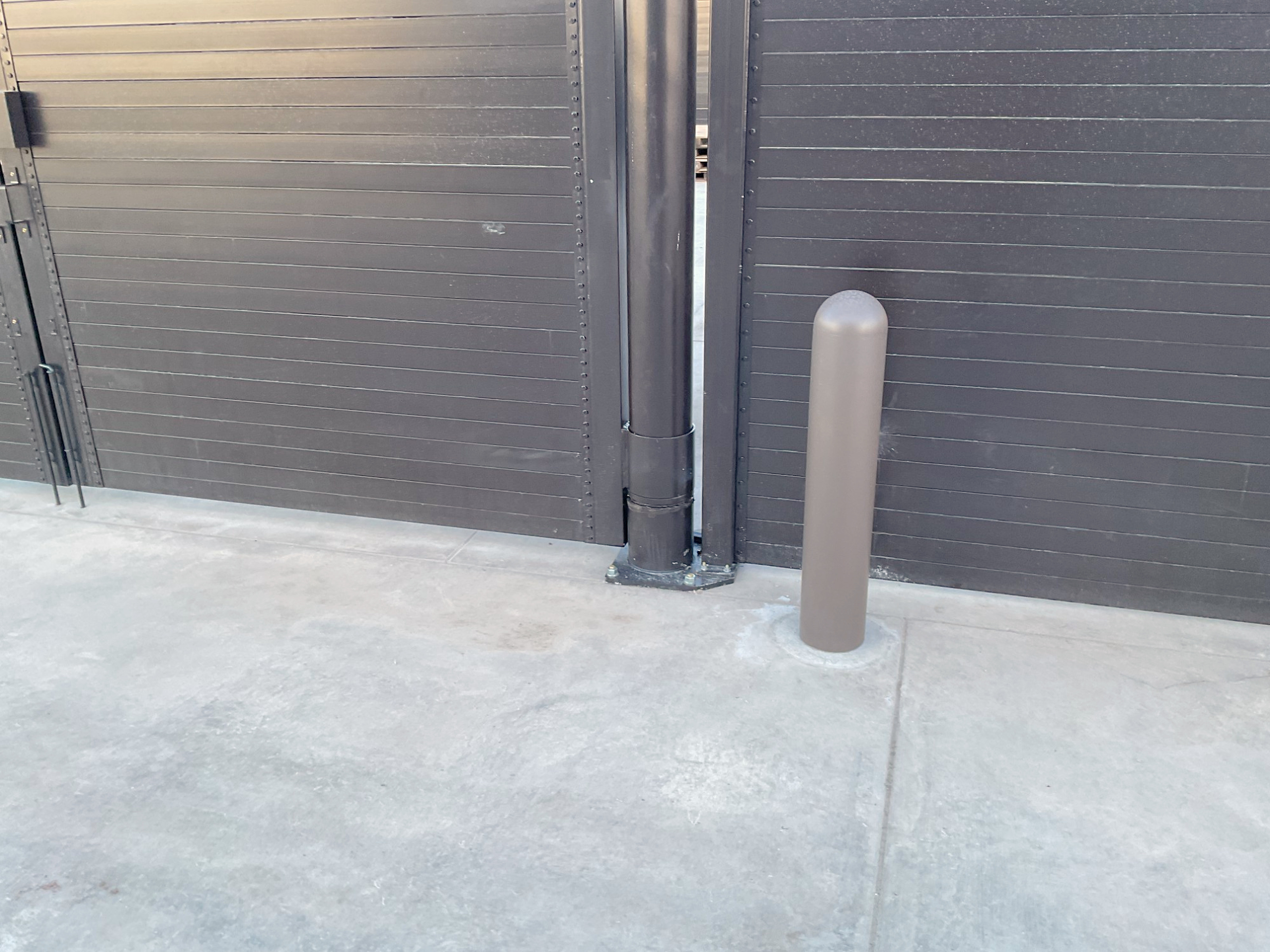 Round steel gate post on a ¾ in hot-dip galvanized base plate with ¾ in anchors