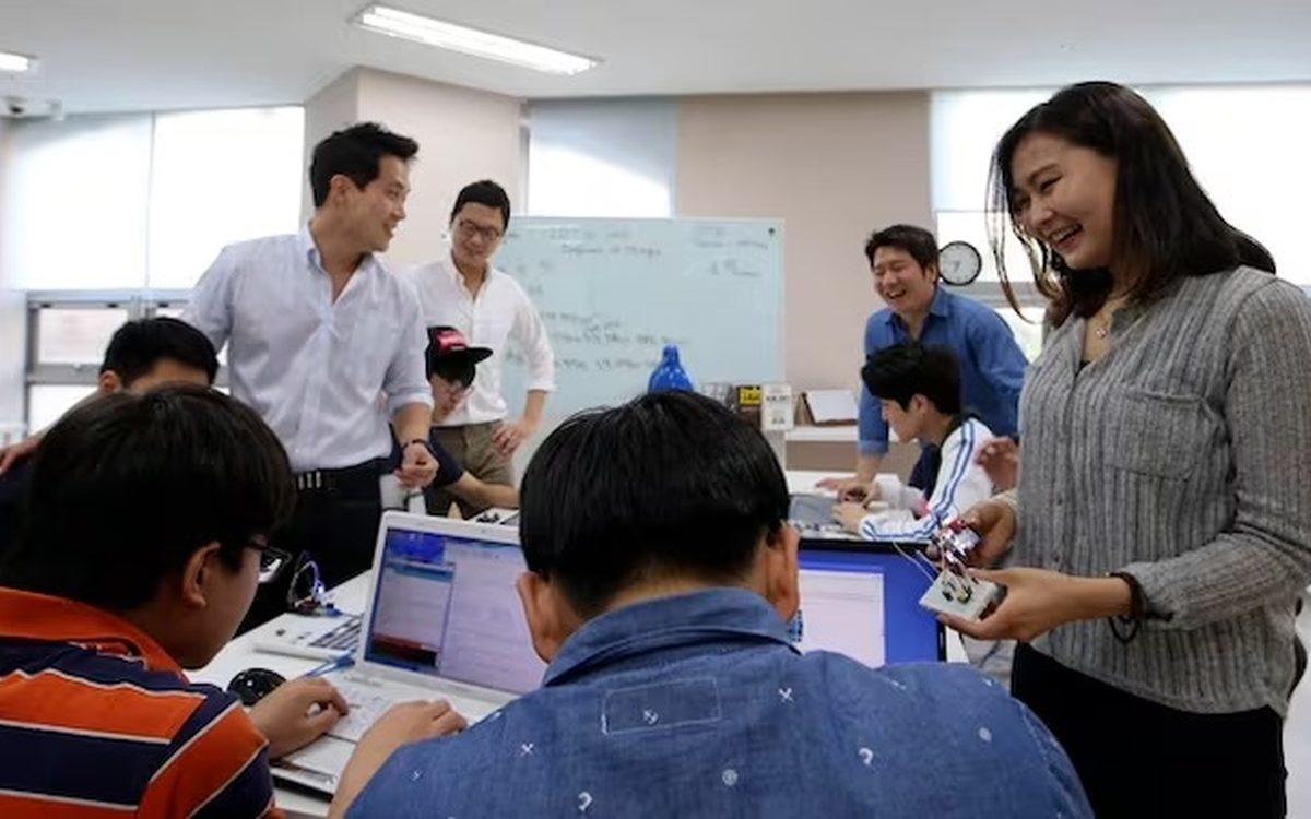 교실에서 학생들과 수업하는 센터큐 운영진