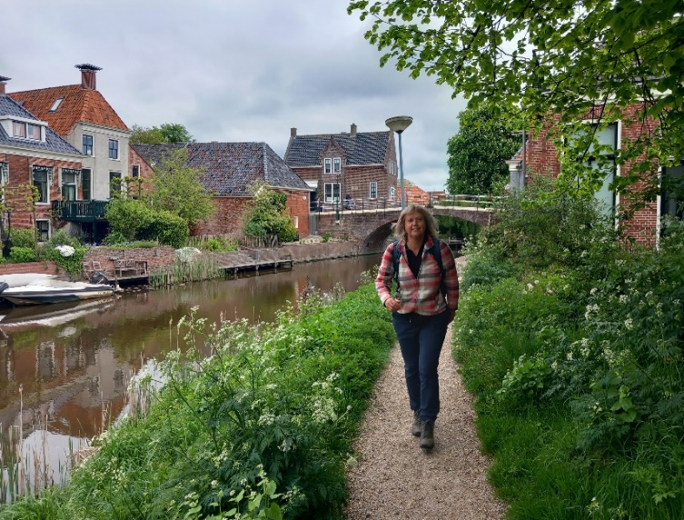 Ellie Potiek wandelt over een pad langs het water