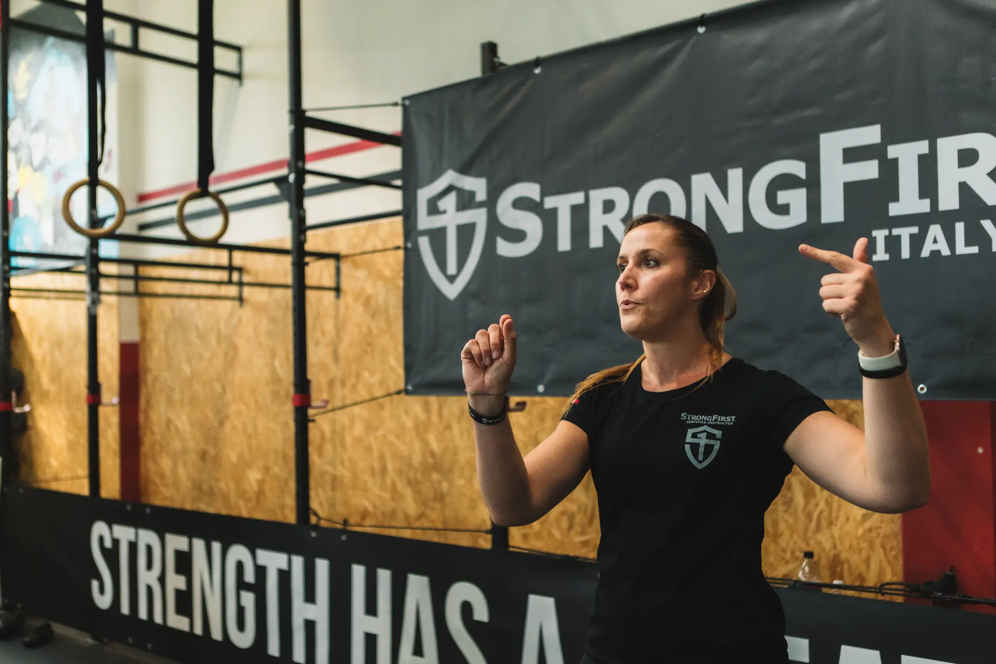 Valérie Bodocco, fondatrice de Studio Reverse et coach StrongFirst, dans l’École de force à Paris.