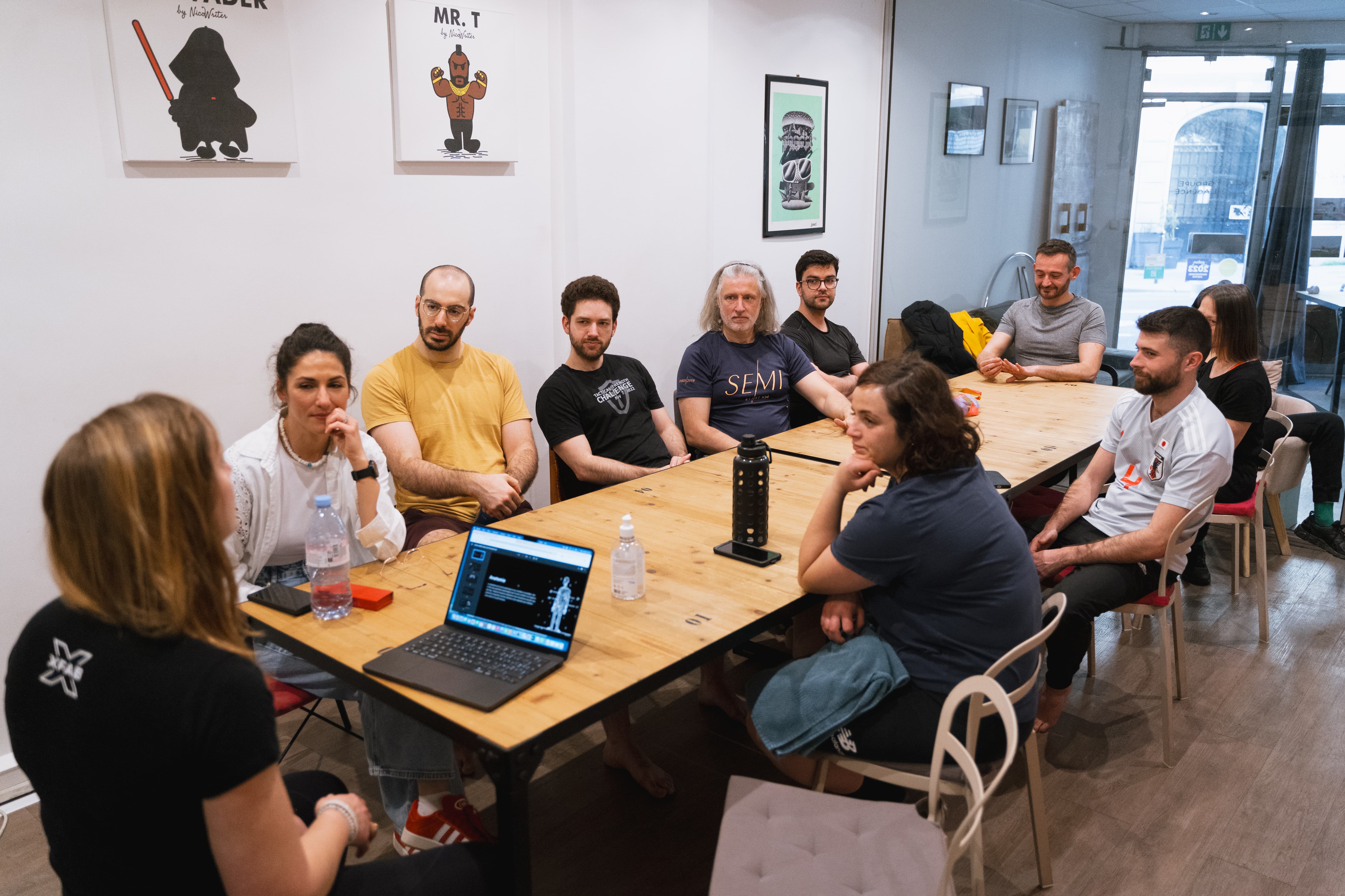 Participants et intervenant lors d’un workshop de force au Studio Reverse à Paris 15e.
