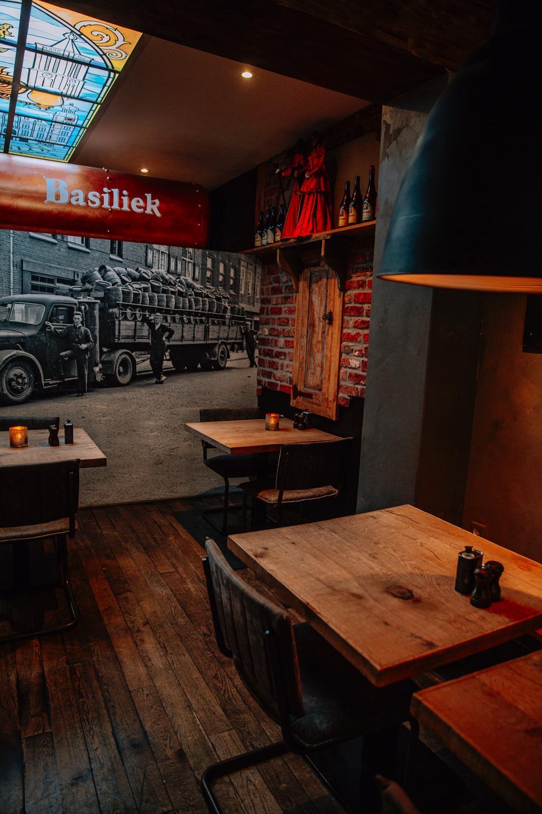 Interieur van Brasserie Basiliek met een oude foto van Venlo aan de muur