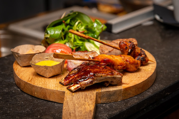 Plank met spareribs en salade