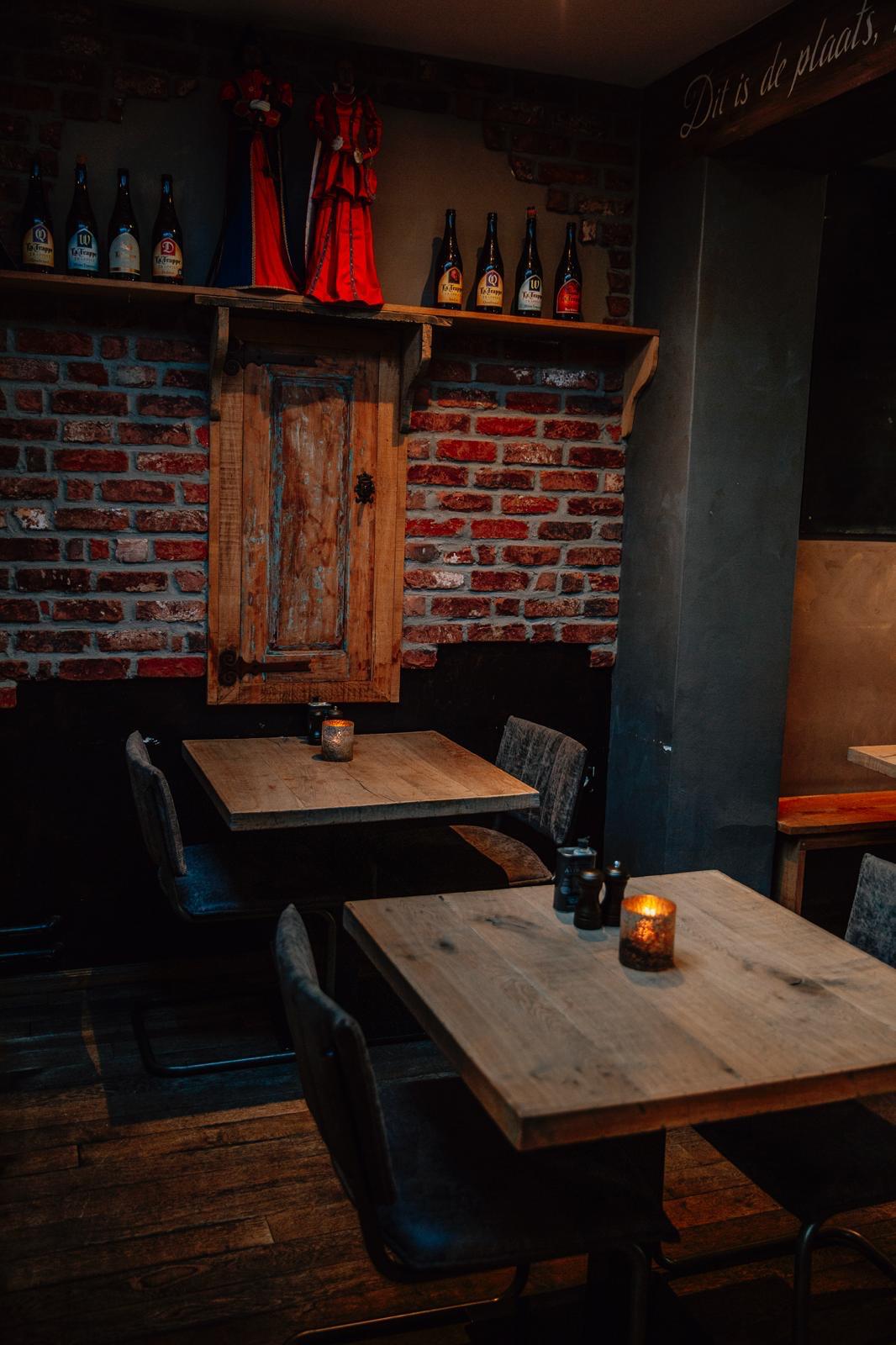 Houten tafels voor de bakstenen muur