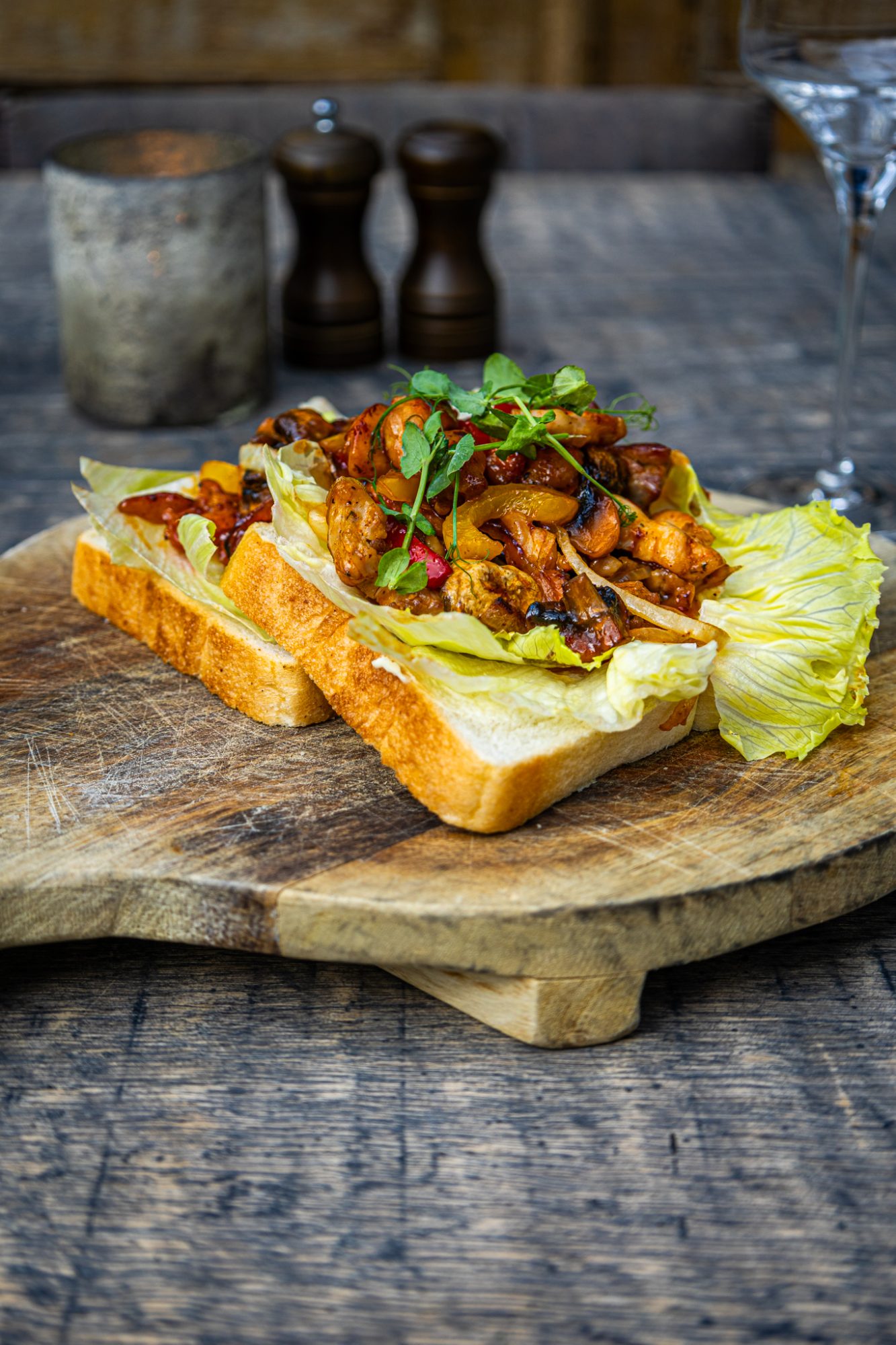Lunchgerecht op een houten plank