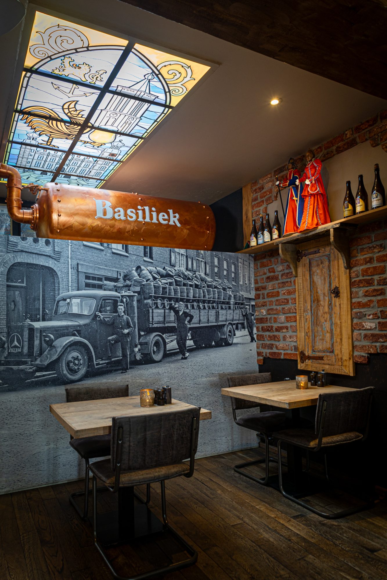 Interieur van Brasserie Basiliek met de karakteristieke muurschildering