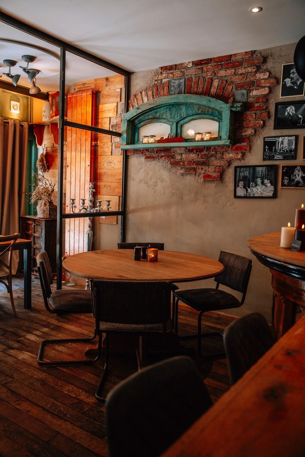 De gezellige bar en tafels van Brasserie Basiliek
