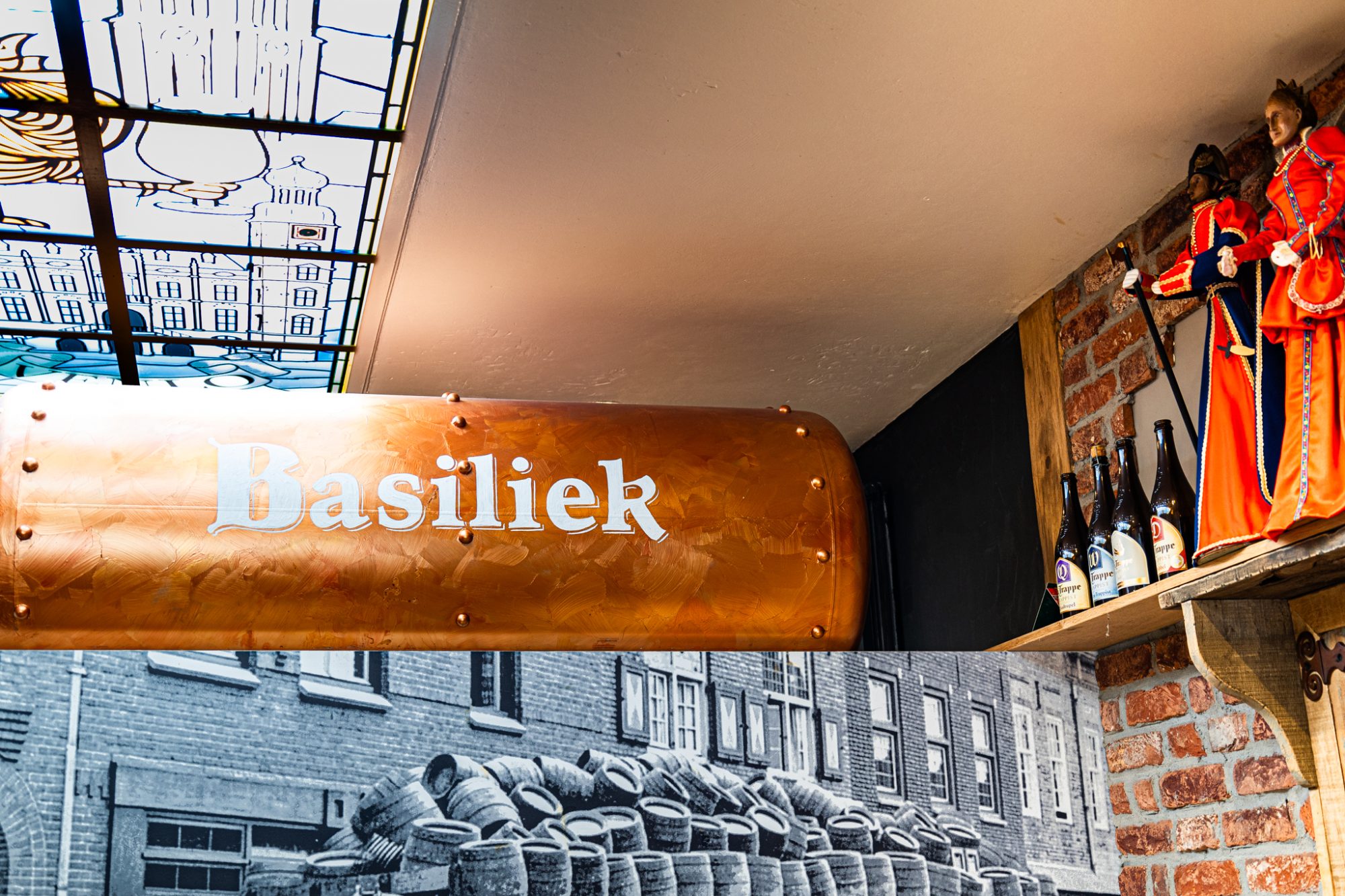 De muurschildering van de basiliek in Brasserie Basiliek